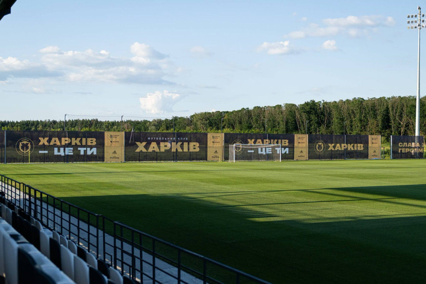 Частинка рідного Харкова: клуб прикрасив базу банерами з районами міста. Фото